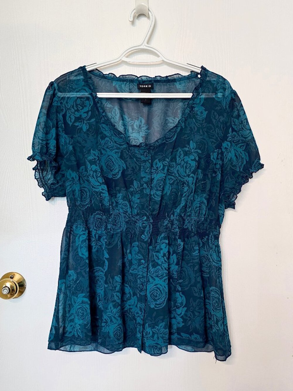 Torrid teal roses pattern scoop neck short sleeve blouse